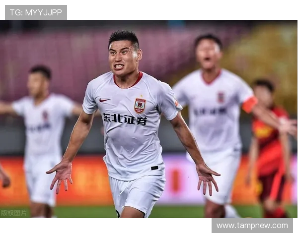 上海足球队个人能力引发热议球迷对球员表现分歧明显 上海足球队个人能力引发热议球迷对球员表现分歧明显