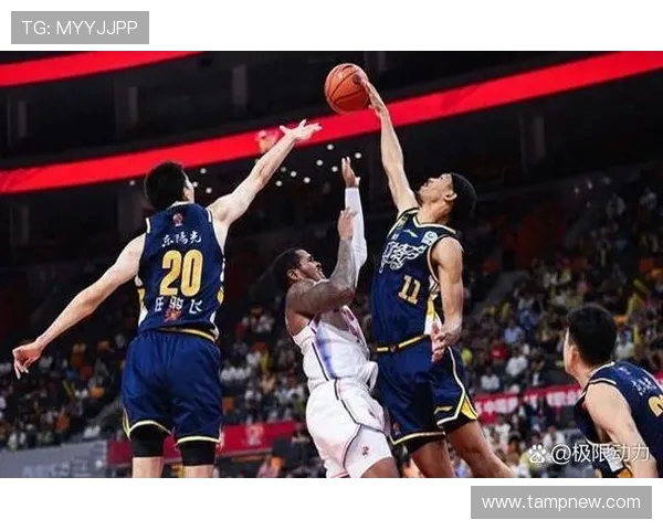 成都足球队团队协作引发热议球迷对战术配合与球员默契提出质疑