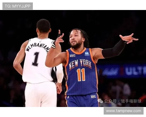 马刺与尼克斯激战正酣NBA经典对决再度上演球迷热情高涨 马刺与尼克斯激战正酣NBA经典对决再度上演球迷热情高涨